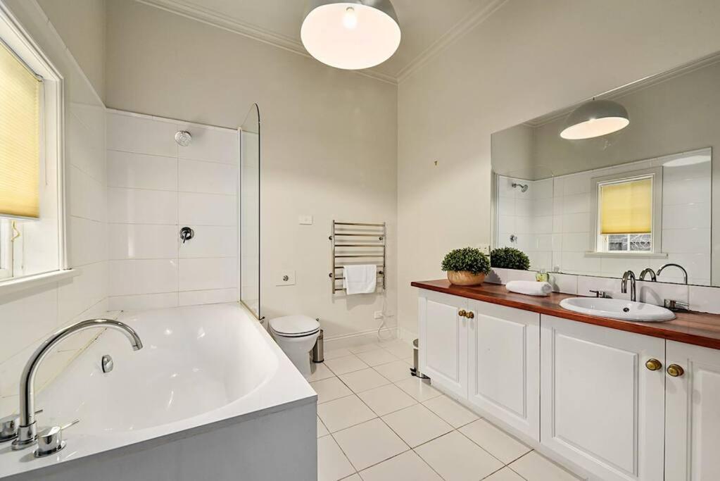 Blackwood Tree Cottage - Heritage Listed Property - Evandale! 외부 사진